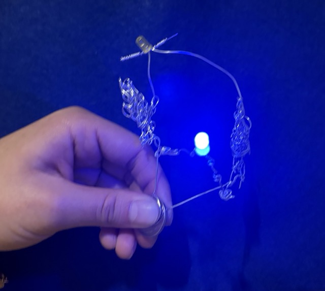 After coiling up the botton wires, sometimes the blue light would turn. Both lights did not turn on at the same time.